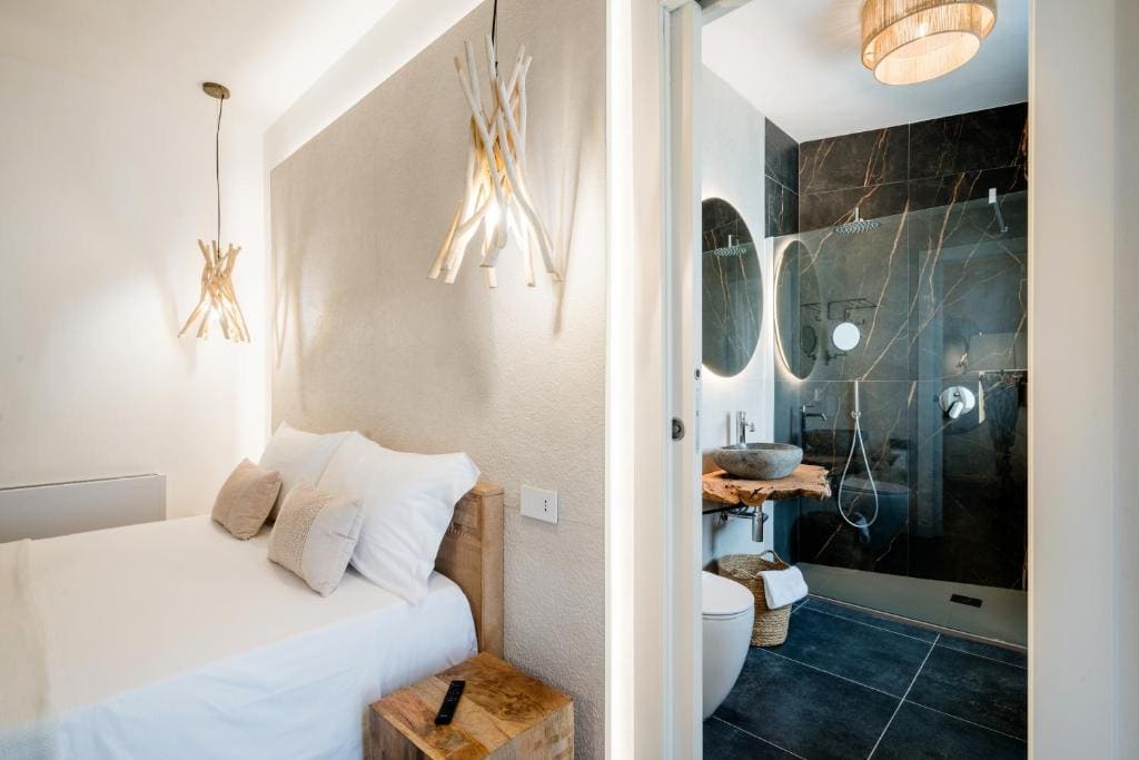 Double Room with Balcony room - Image 3