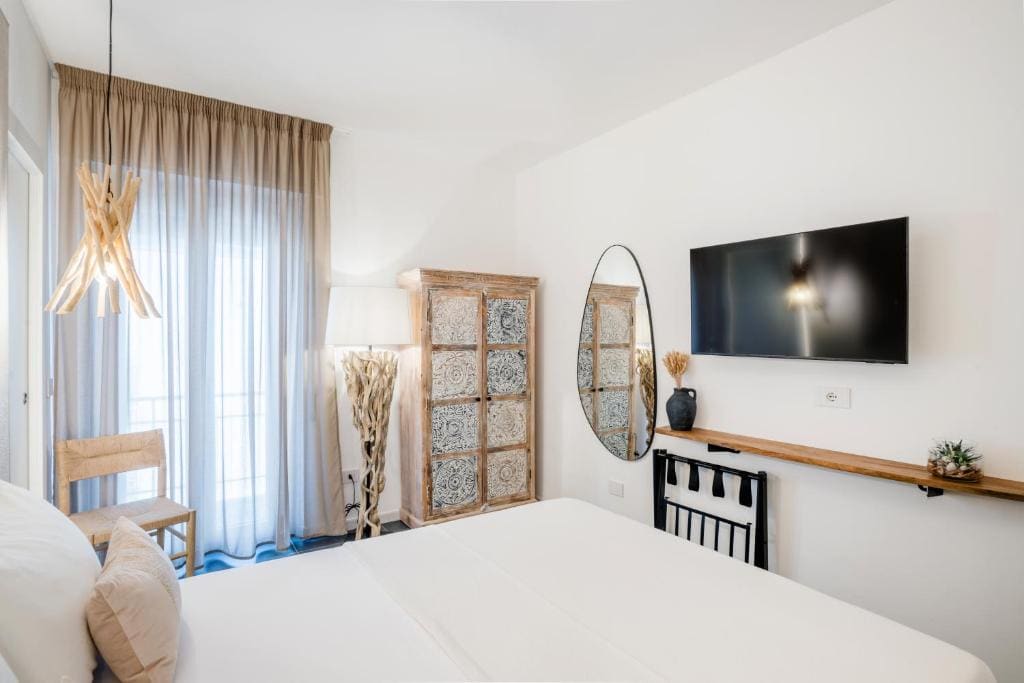 Double Room with Balcony room - Image 2