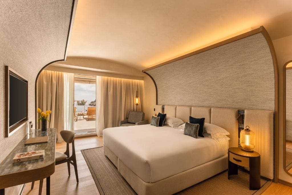 Deluxe Double Room with Sea View room - Image 3