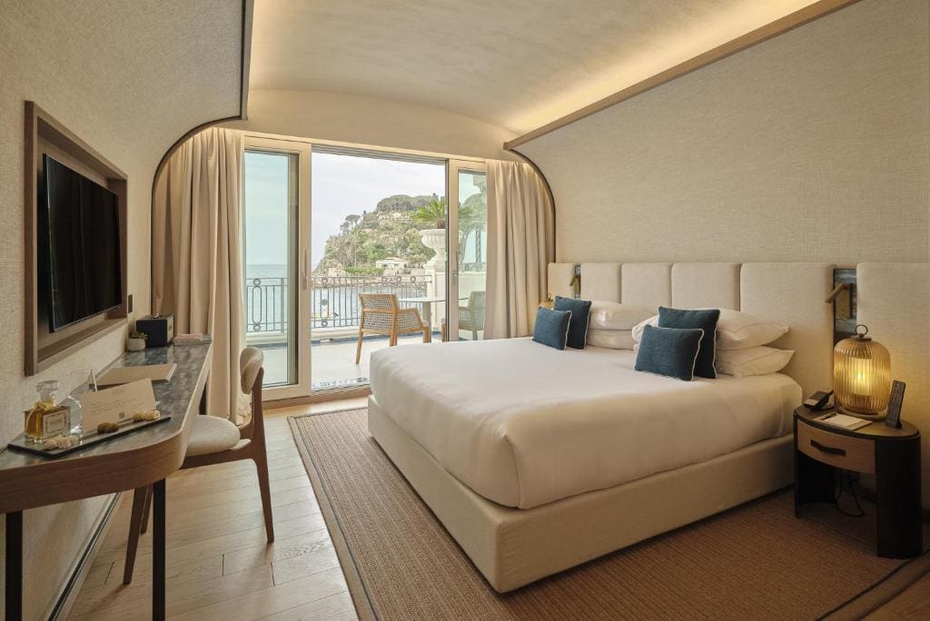 Superior Double Room with Sea View room - Image 3