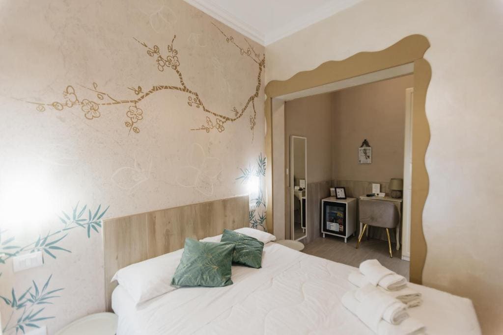 Small Double Room room - Image 3