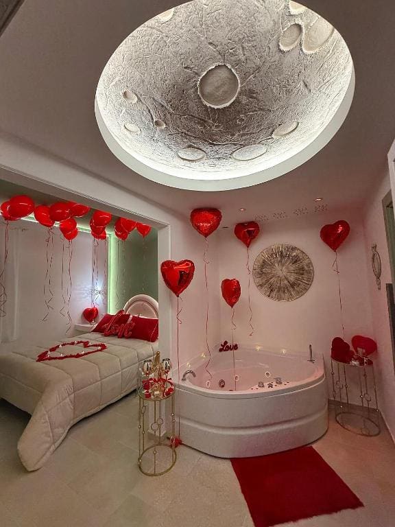 Deluxe Suite with Spa Bath room - Image 1