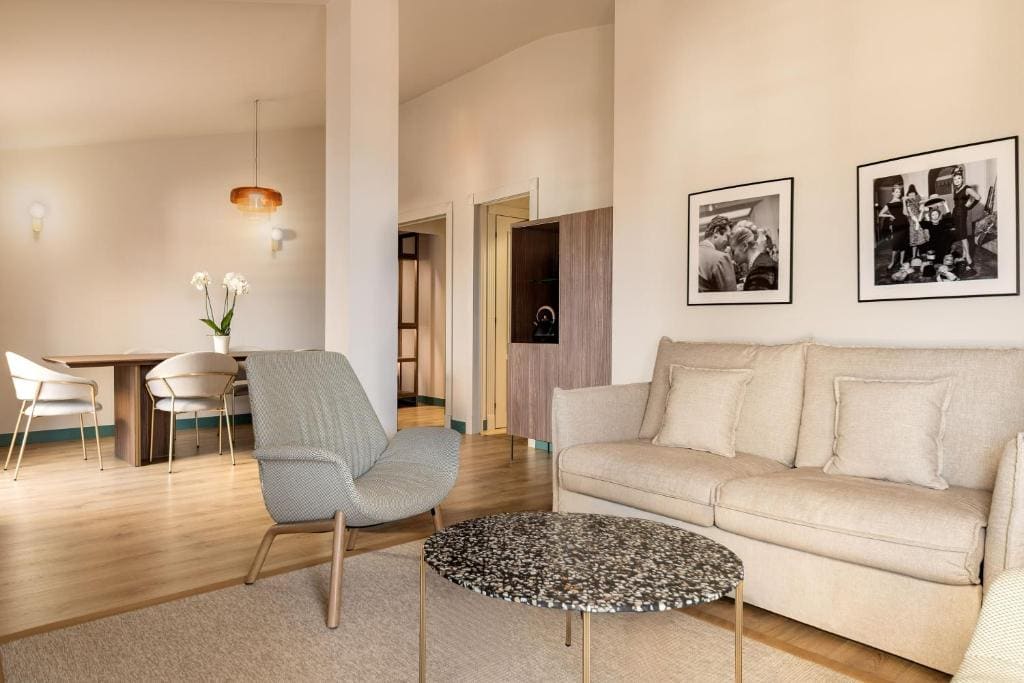 The Level Ambassador Suite and Lounge Access room - Image 1