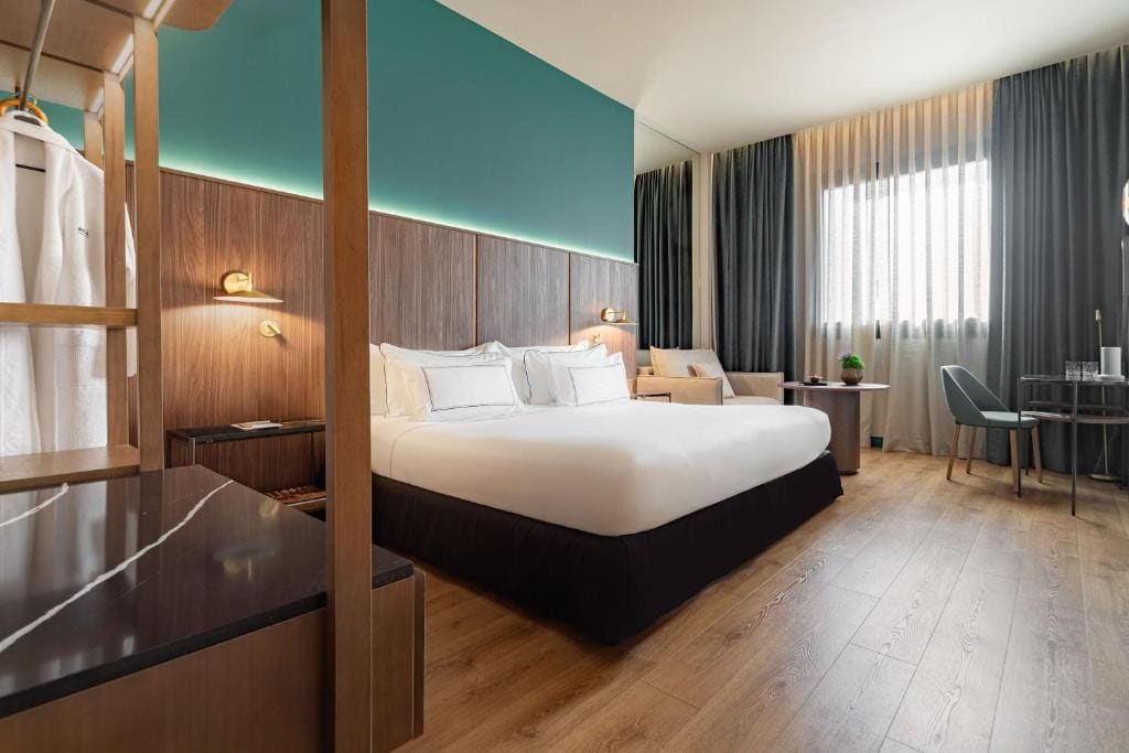 The Level Business Suite and Lounge Access room - Image 2