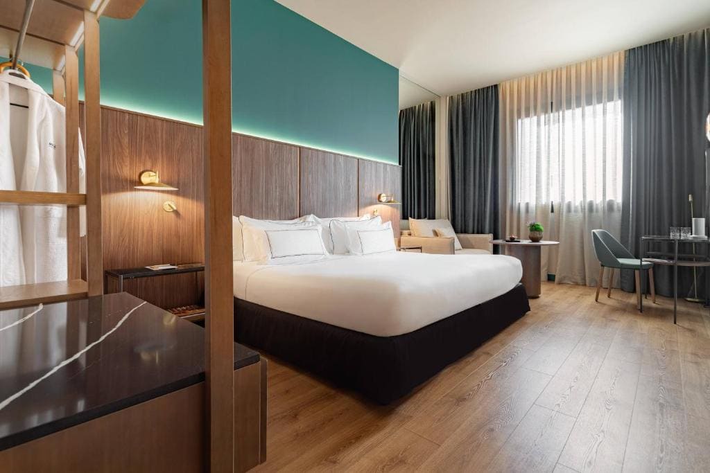 The Level Business Suite and Lounge Access room - Image 1