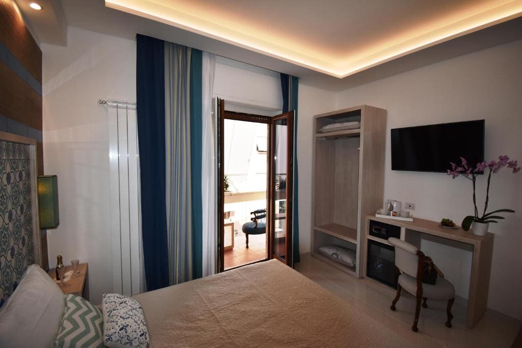 Deluxe Double Room with Balcony room - Image 2