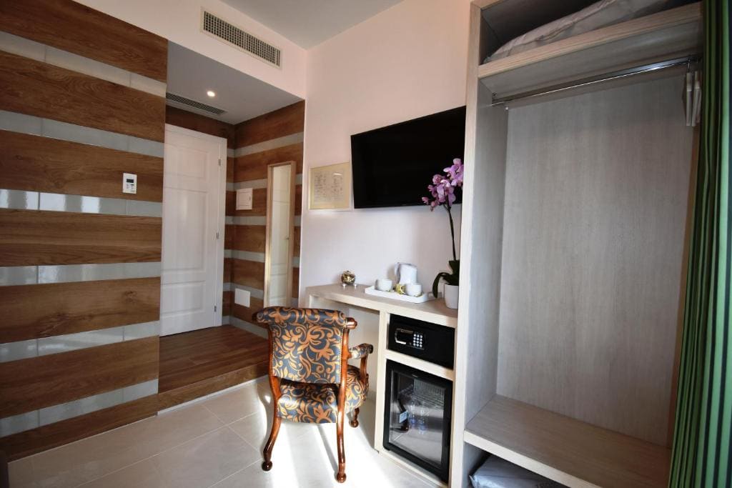 Double Room with Balcony room - Image 3