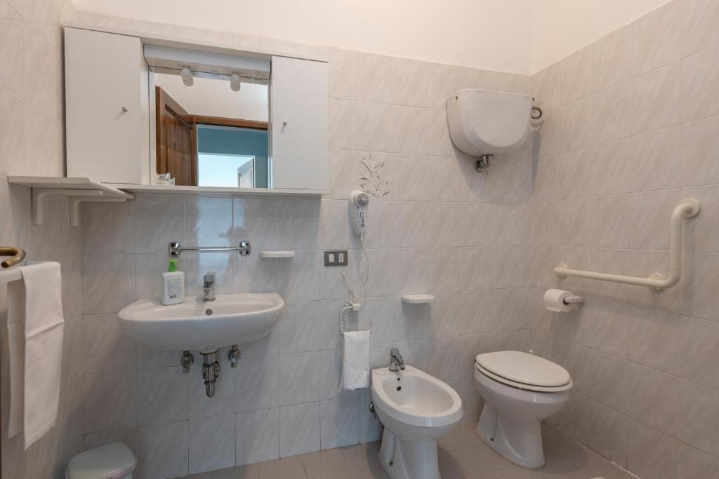 Two-Bedroom Apartment with View room - Image 3