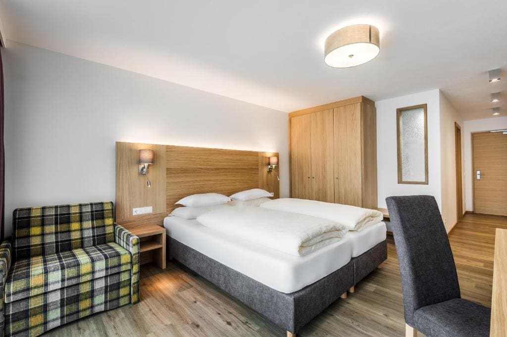 Deluxe Double or Twin Room with Balcony room - Image 3