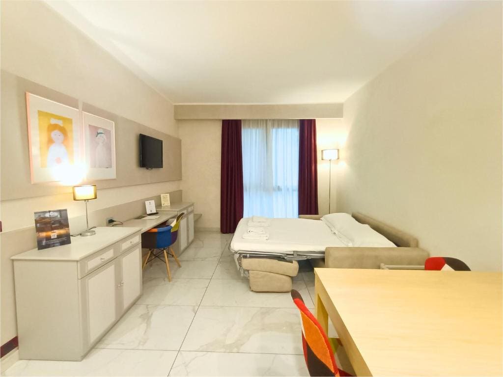 Queen Suite with Sofa Bed - Non-Smoking room - Image 2
