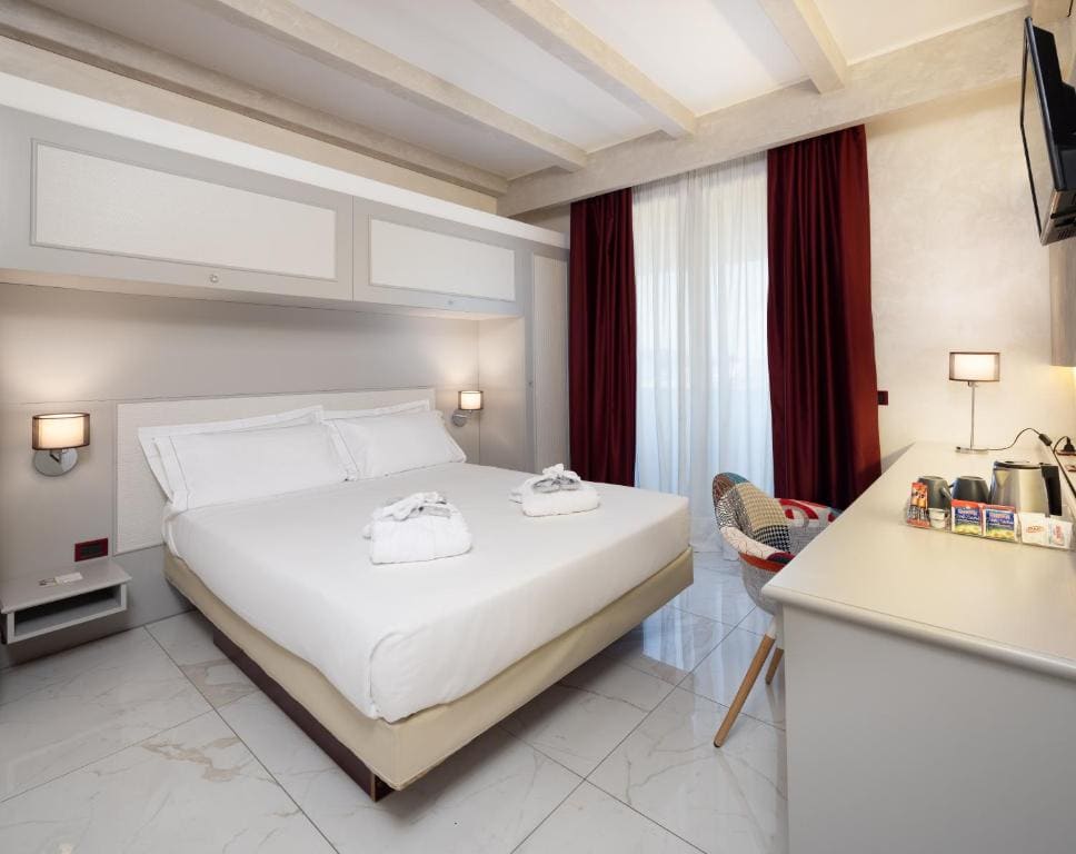 Queen Suite with Sofa Bed - Non-Smoking room - Image 1