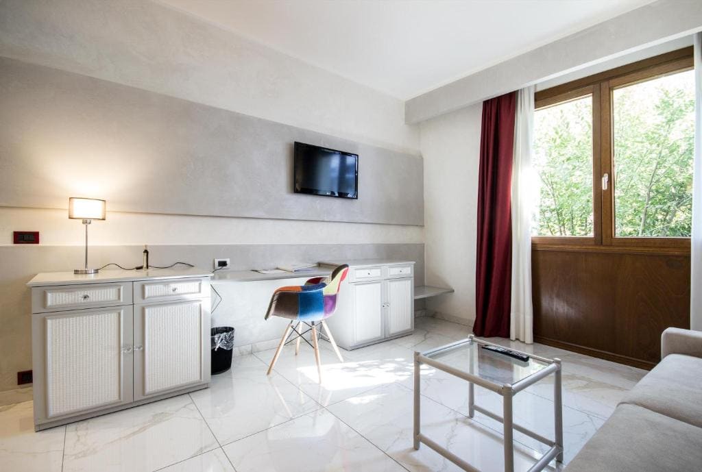 Queen Suite with Sofa Bed - Non-Smoking room - Image 3