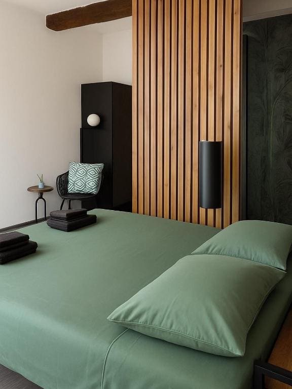 Deluxe One-Bedroom Apartment with City View room - Image 1
