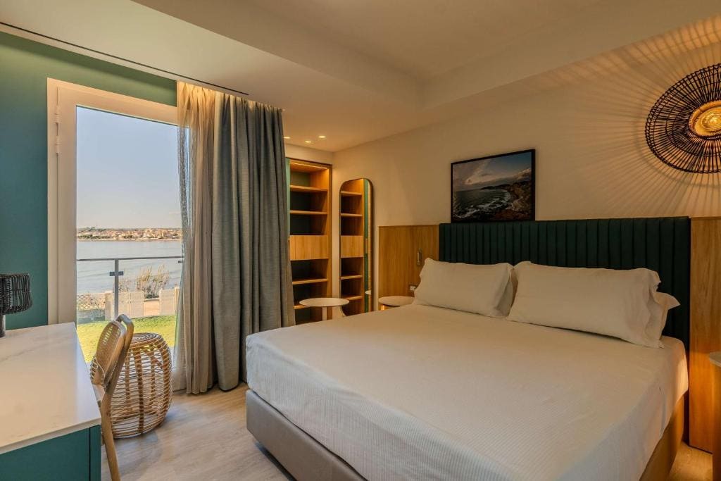Superior King Room with Sea View room - Image 3