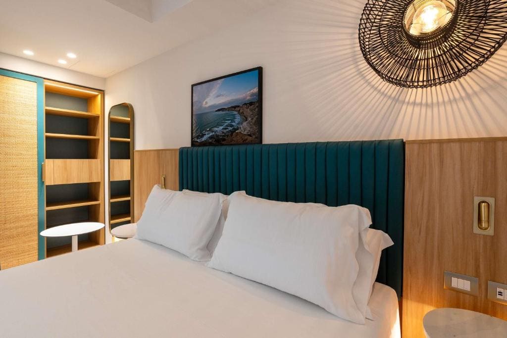 Deluxe King Room with Sea View room - Image 3