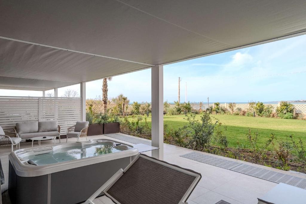 Deluxe Junior King Suite with Sea View room - Image 1