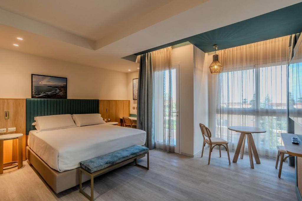 Superior King Room with Sea View room - Image 2