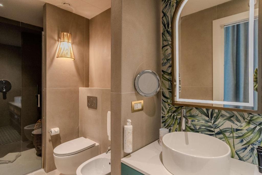 Junior King Suite with Spa Bath room - Image 2