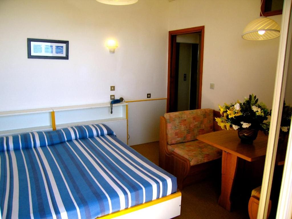 Double Room with Partial Sea View room - Image 2