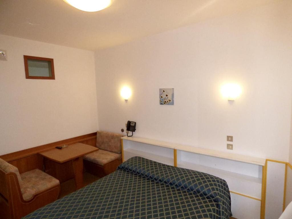 Double Room with Partial Sea View room - Image 3