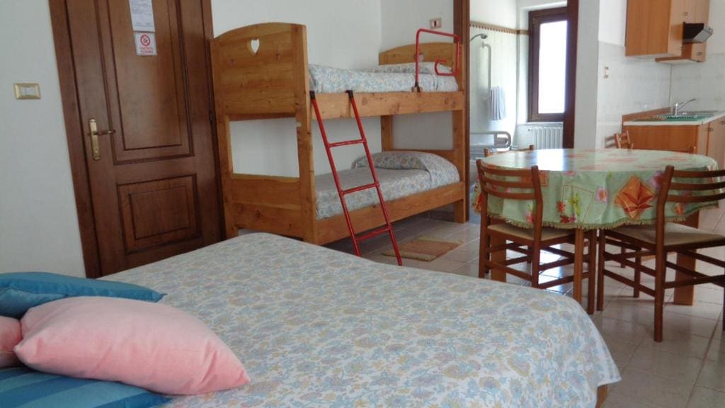 Standard Quadruple Room room - Image 1