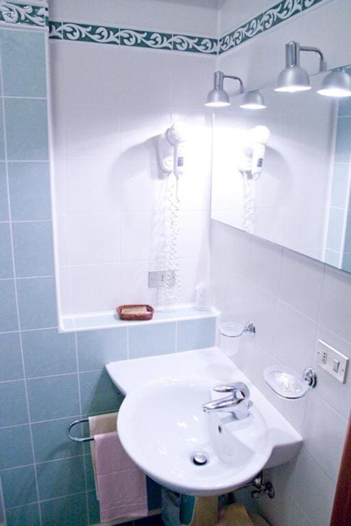 Double Room with Balcony room - Image 3