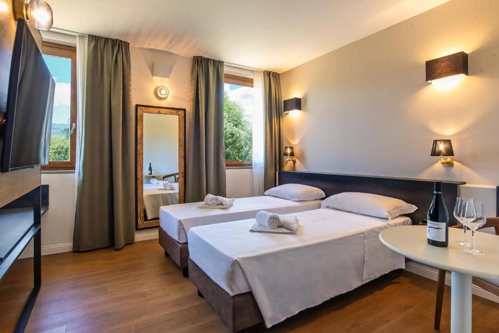 Classic Quadruple Room room - Image 1