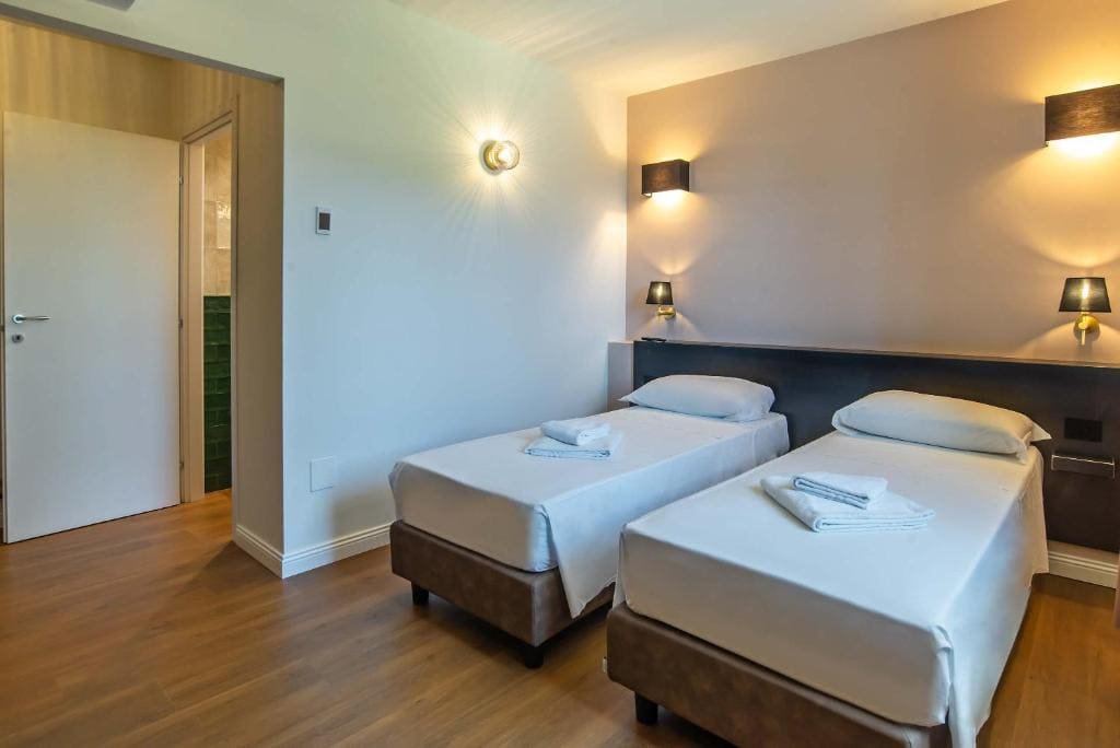 Classic Quadruple Room room - Image 2