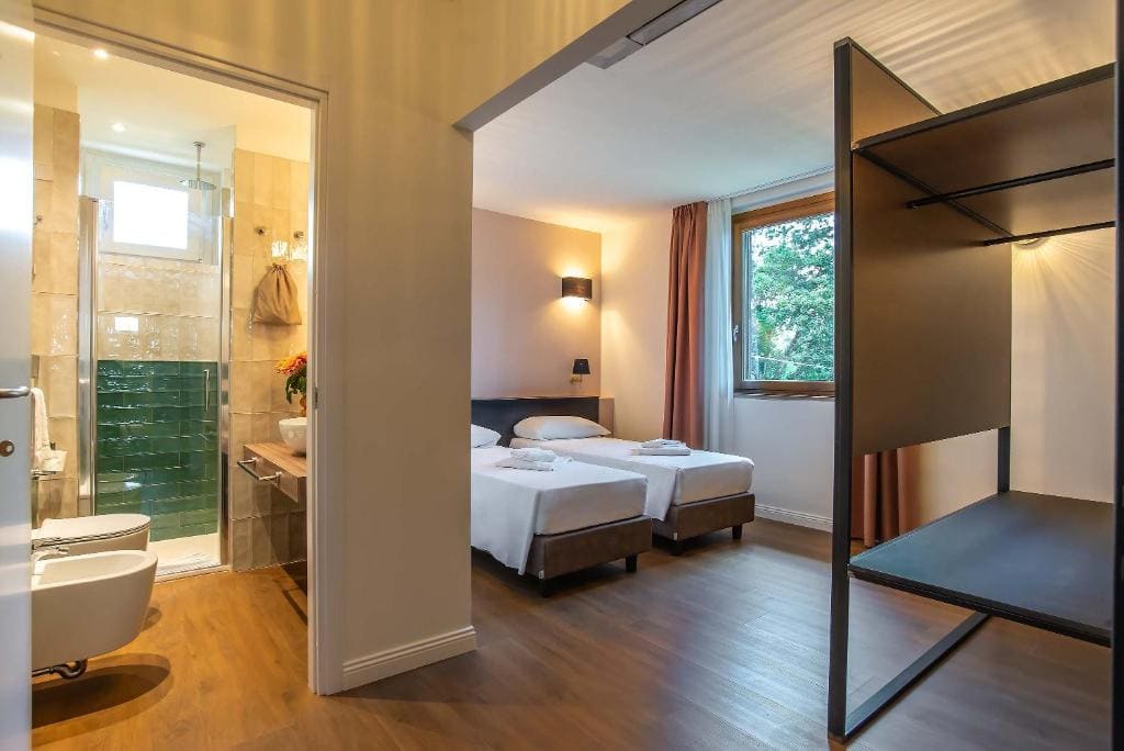 Classic Quadruple Room room - Image 3