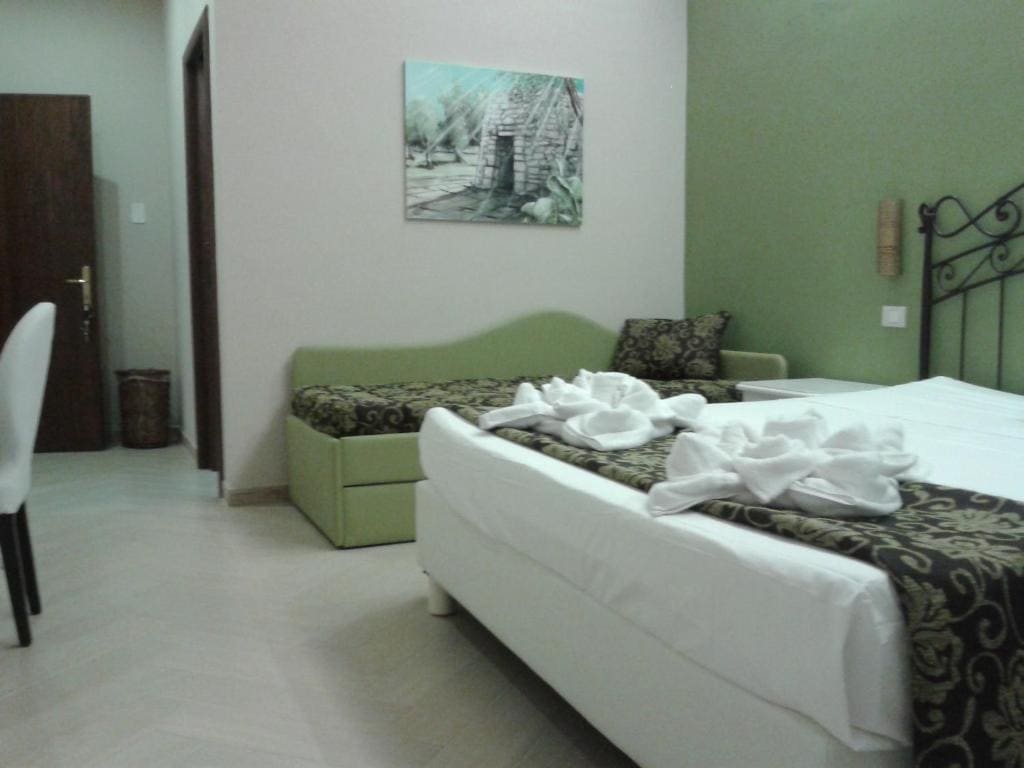 Triple Room with Terrace room - Image 1