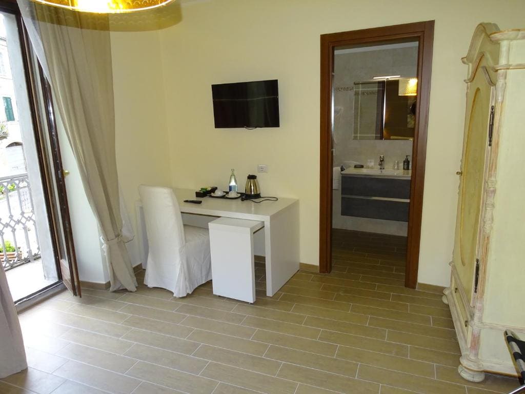 Deluxe Room room - Image 2