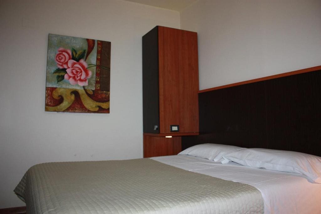 Economy Triple Room room - Image 3