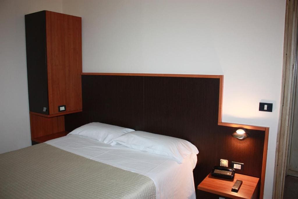 Economy Triple Room room - Image 2