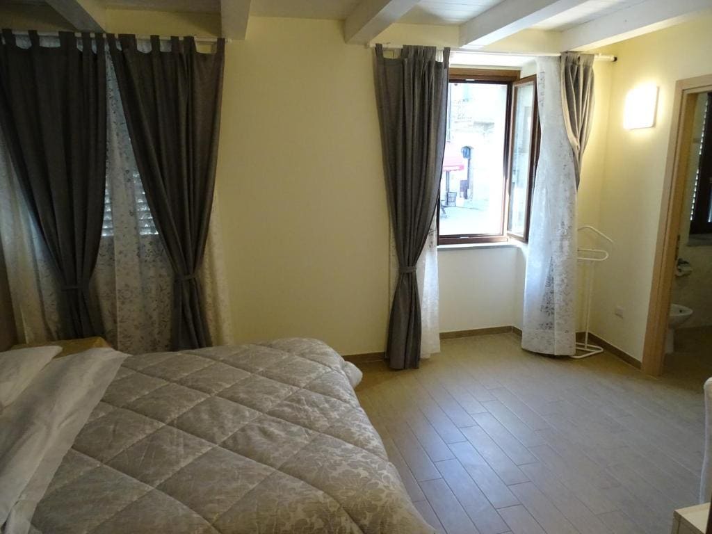 Large Double Room room - Image 3