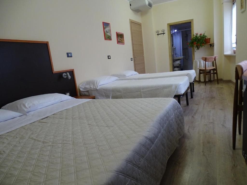 Quadruple Room room - Image 1