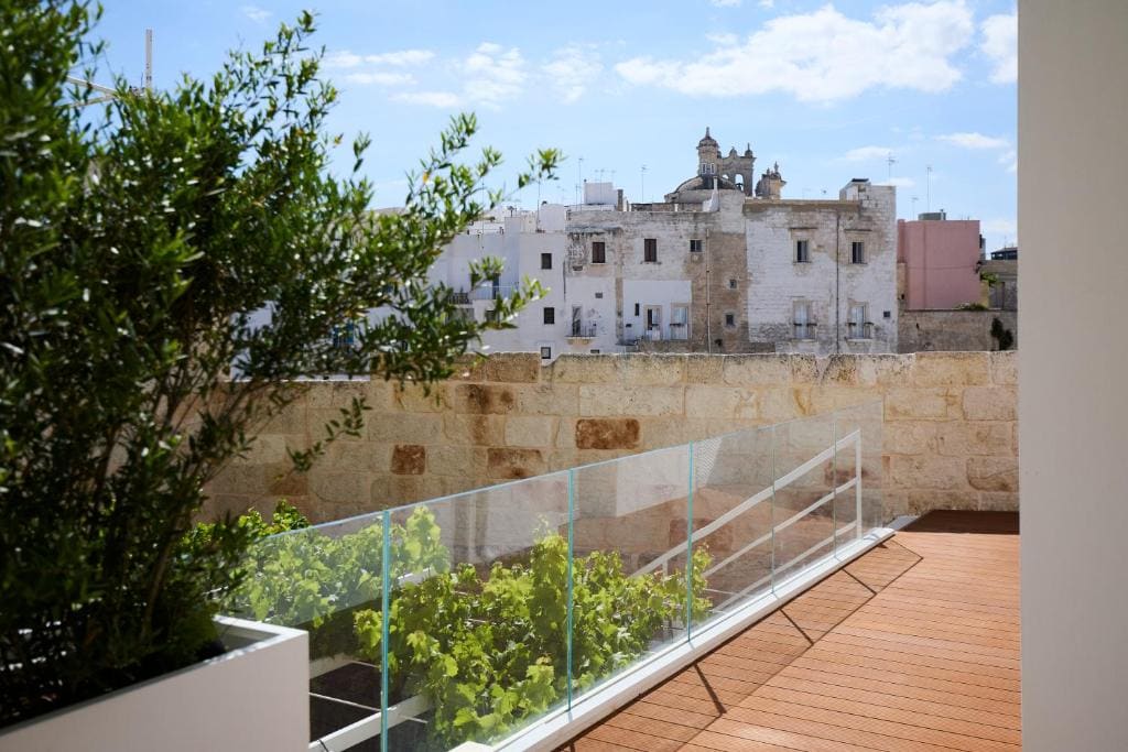 Suite with Private Garden, Hot Tub and Sea View room - Image 1