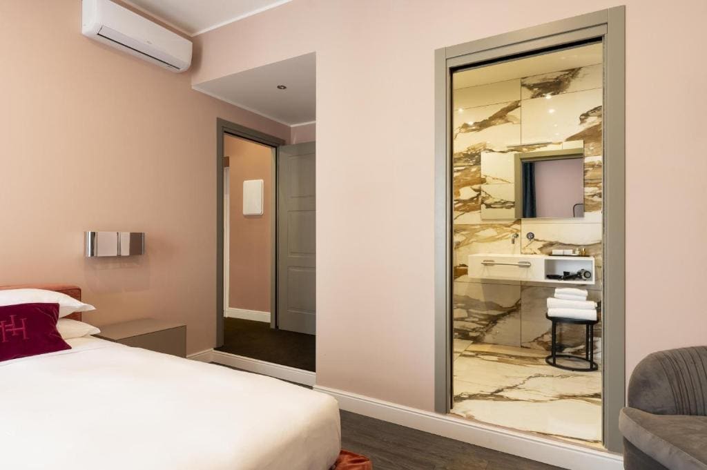 Deluxe Double Room with Balcony room - Image 2