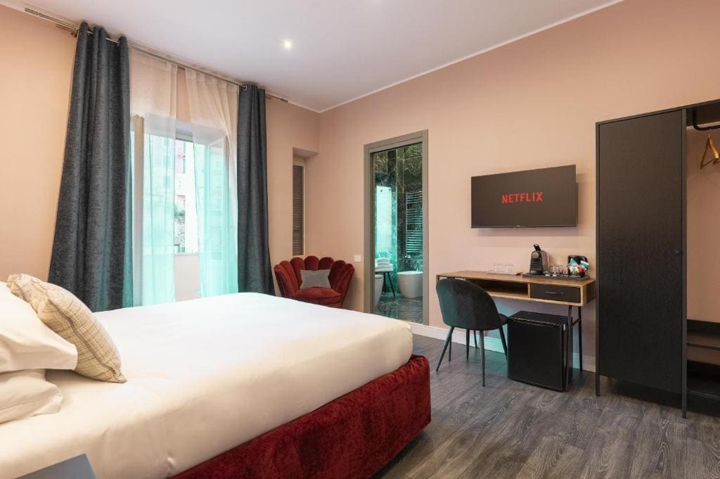 Queen Room with Balcony room - Image 3