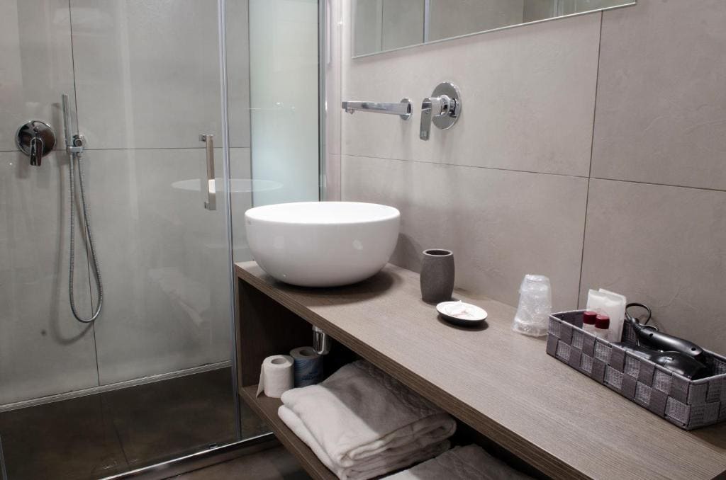 Queen Room with Spa Bath room - Image 3