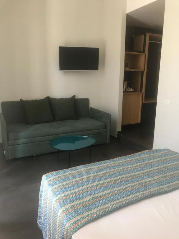Deluxe Triple Room room - Image 1
