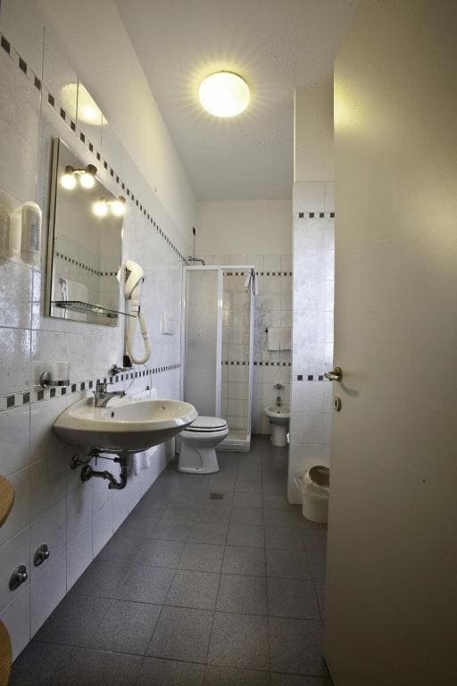 Triple Room with 3 Single Beds room - Image 3
