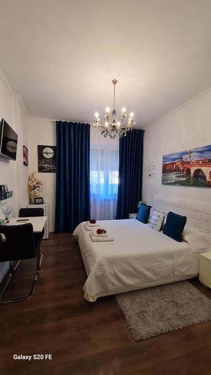 Standard Double Room with Shared Bathroom room - Image 3
