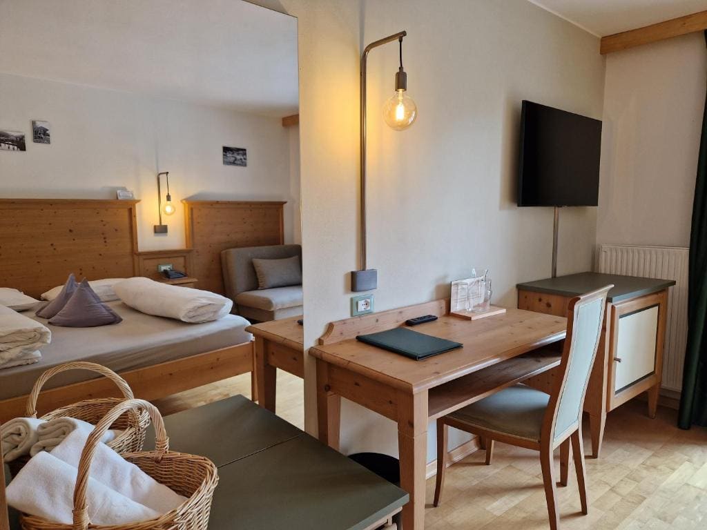 Double Room with Balcony room - Image 2