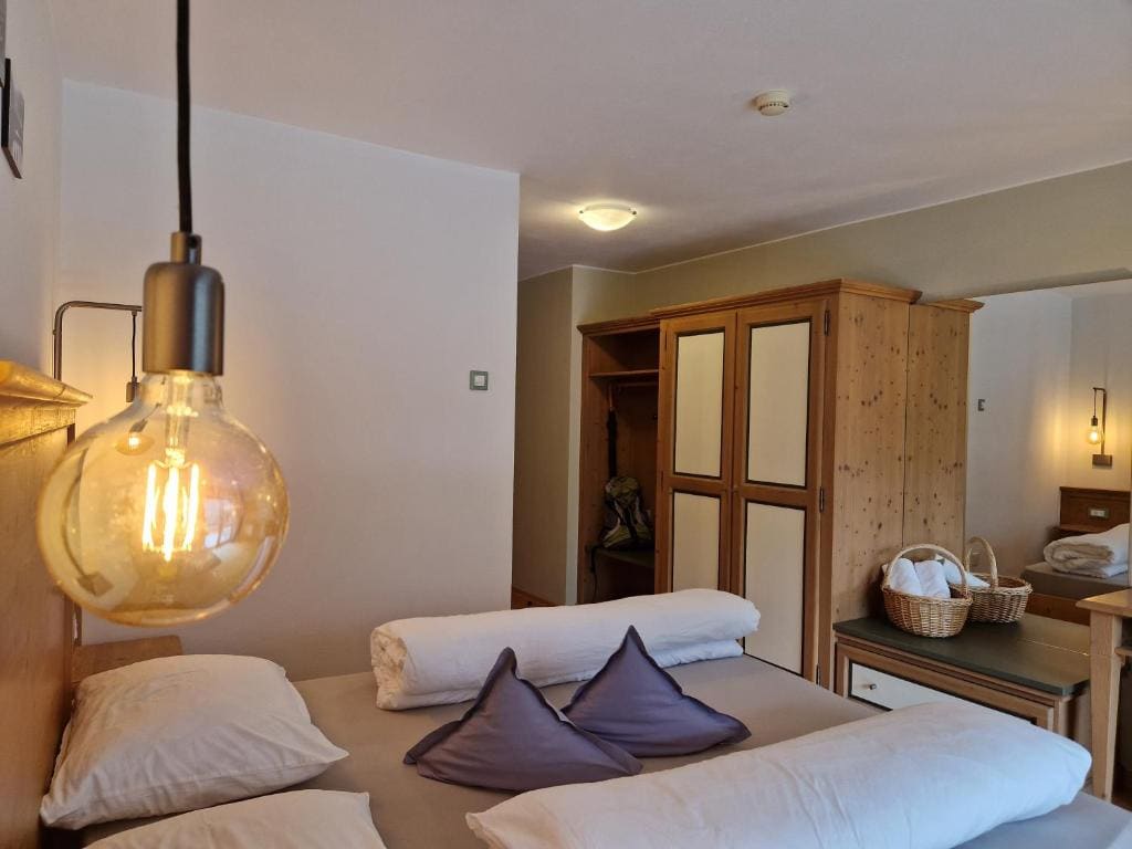 Double Room with Balcony room - Image 3