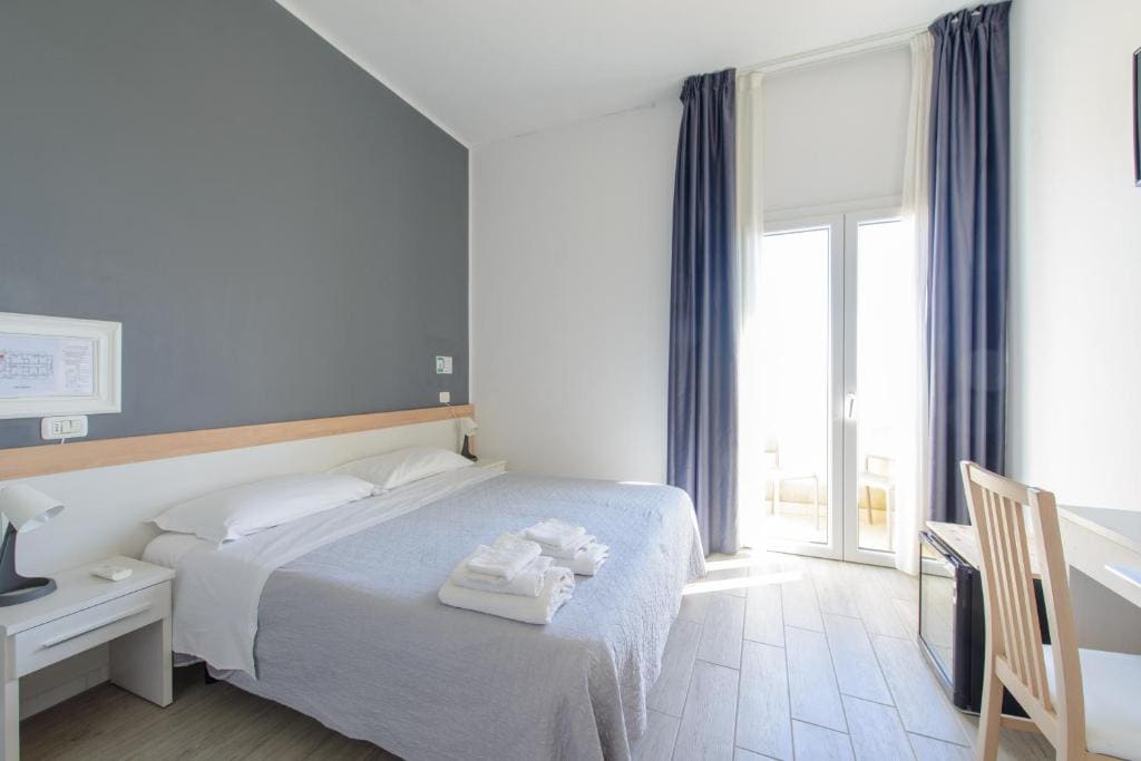 Double or Twin Room with Balcony room - Image 3