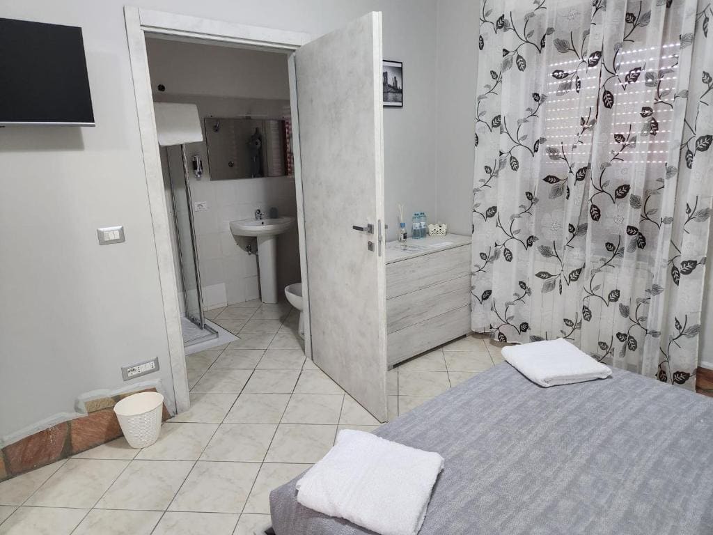 Double Room with Private Bathroom room - Image 2