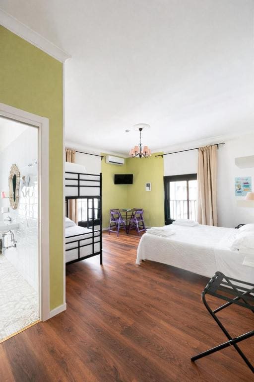 Quadruple Room room - Image 1