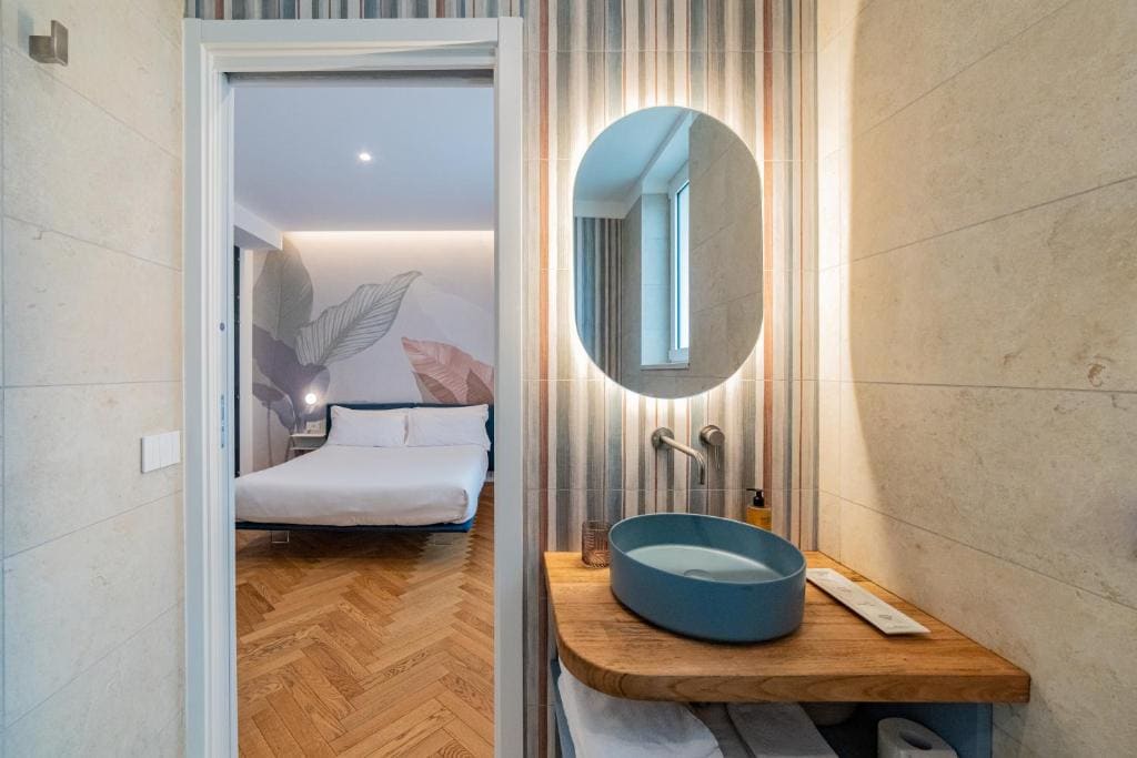 Double Room with Balcony room - Image 2