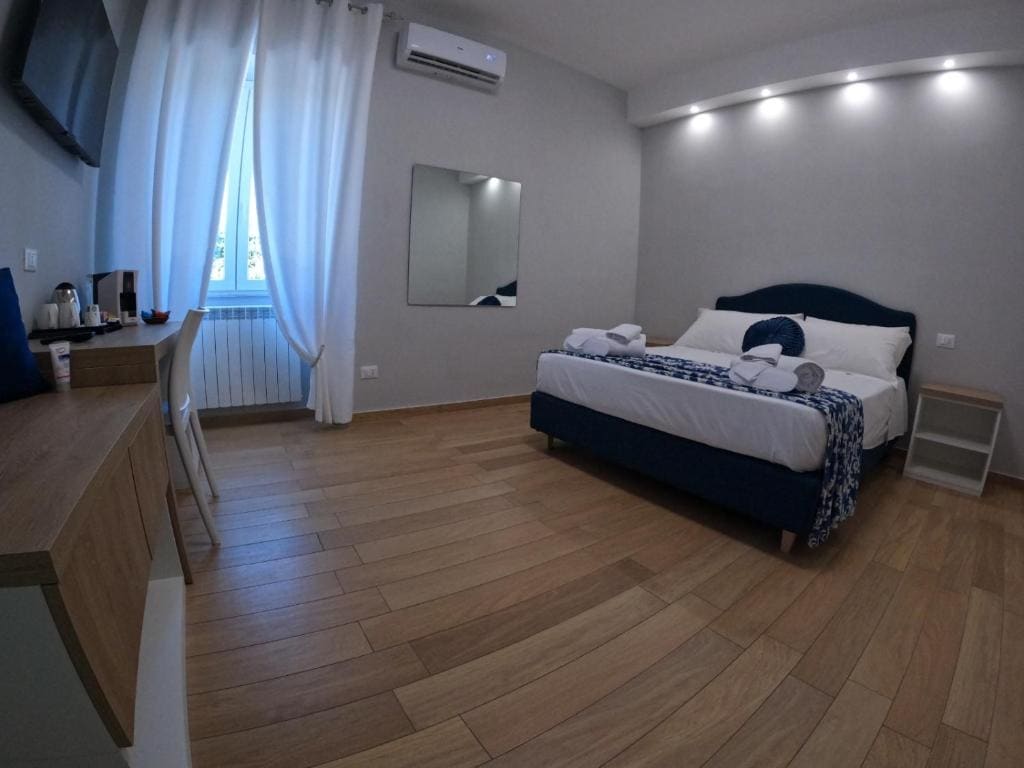 Deluxe Queen Room room - Image 1
