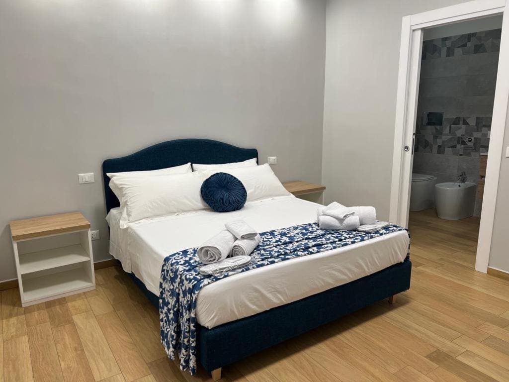 Deluxe Queen Room room - Image 2